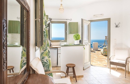 Sikinos Apartment | Pet-Friendly Apartment 'Sifnos' with Sea View, Whirlpool & Wi-Fi