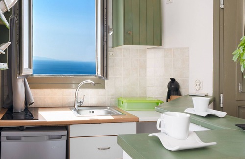Sikinos Apartment | Pet-Friendly Apartment 'Sifnos' with Sea View, Whirlpool & Wi-Fi