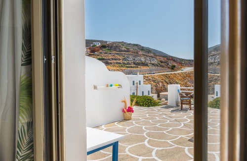 Sikinos Apartment | Pet-Friendly Apartment 'Sifnos' with Sea View, Whirlpool & Wi-Fi