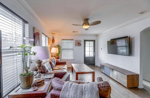Govalle House | Pet-Friendly Austin Home with Private Yard and Deck!