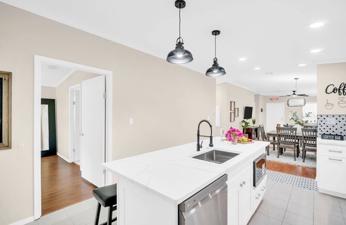 Dunedin Cottage | Pet Friendly! Beaches, Breweries & Blue Jays – DT Dunedin, Near Marina & Trail