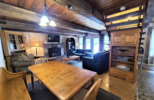 The Blue Mountains Cottage | Pet Friendly 6 Bed Blue Mountain Cottage with Hot Tub Sleeps 14