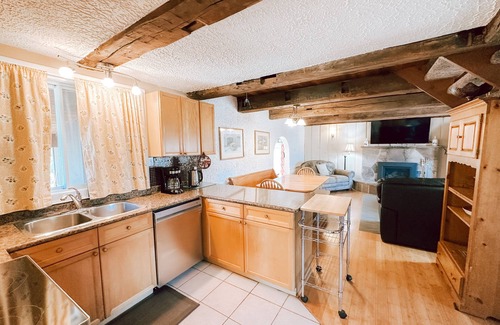 The Blue Mountains Cottage | Pet Friendly 6 Bed Blue Mountain Cottage with Hot Tub Sleeps 14