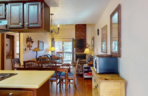 Angel Fire Condo | Pet Friendly | Close to Lifts | Fireplace | Charming | Angel Fire Chalet 52