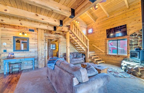 Cloudcroft House | Pet-Friendly Cloudcroft Cabin Walk to Shop, Food