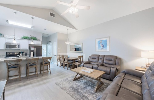 Corpus Christi Condo | Pet-Friendly Condo w/Pool, Private Patio, Washer & Dryer + Work Space!