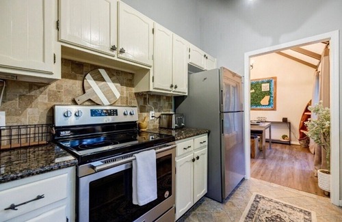 Big Canoe Condo | Pet Friendly Condo with Screened Deck & Fireplace