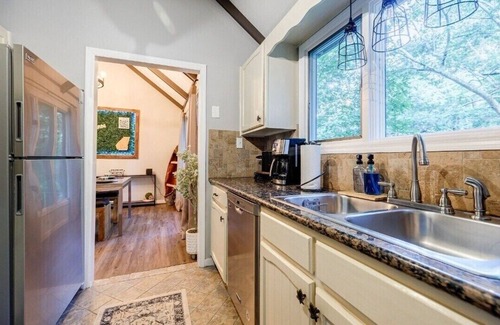 Big Canoe Condo | Pet Friendly Condo with Screened Deck & Fireplace