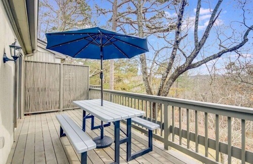Big Canoe Condo | Pet Friendly Condo with Screened Deck & Fireplace