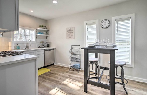 Tomball Cottage | Pet-Friendly Cottage, 3 Blocks to Main St!