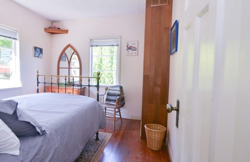 Union Bay House | Pet Friendly Cute Character Home - Steps To Ocean