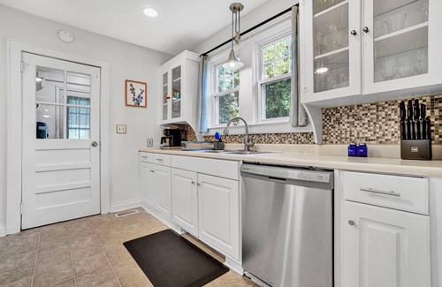 Clinton Cottage | Pet Friendly Cute Cottage - Walk to PC/Downtown