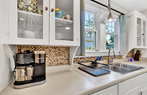 Clinton Cottage | Pet Friendly Cute Cottage - Walk to PC/Downtown