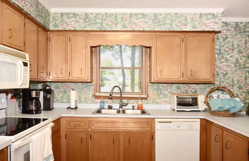 Country Club Estates House | Pet Friendly Downtown Rehoboth Beach 4BR Home, Parking, Porch