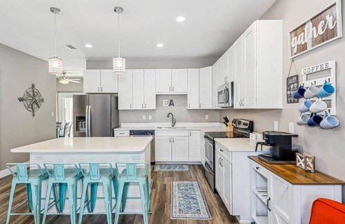 East Hill House | Pet Friendly East Hill New Build - Walk to Graffiti Bridge - Close to Downtown and Pensacola Beach