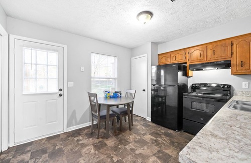 Clarksville House | Pet friendly, Exit 1- Monthly discount