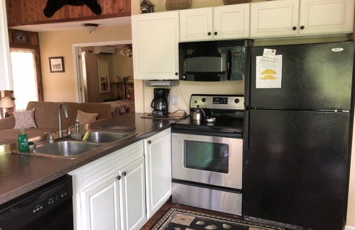 Gatlinburg - Pigeon Forge Ski Chalet | Pet-Friendly, Expanisve Mountain Views With Hot Tub — Book Today!