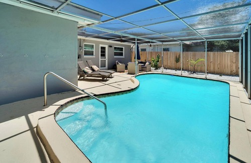 St. Petersburg - Clearwater House | Pet-friendly Family Retreat with Pool in St Pete