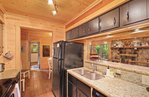 Beech Mountain Cabin | Pet Friendly, Fenced Yard, Hot Tub and Game Room! Close to Hiking and Beech Ski!