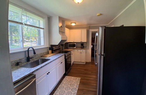 Greenville House | Pet-Friendly Furnished 4BR/2B Historic Greenville Bungalow w/Fenced Yard & Deck