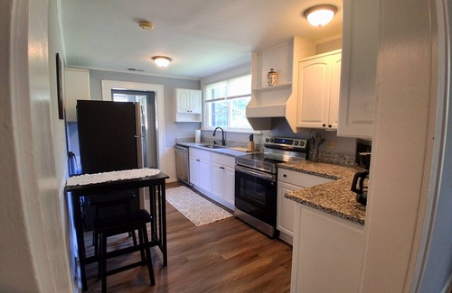 Greenville House | Pet-Friendly Furnished 4BR/2B Historic Greenville Bungalow w/Fenced Yard & Deck
