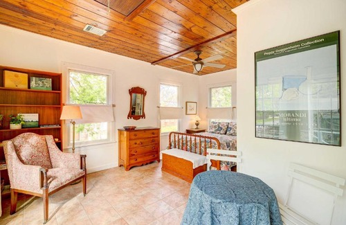 Woodland Heights Apartment | Pet-Friendly Garden Studio in Woodland Heights!