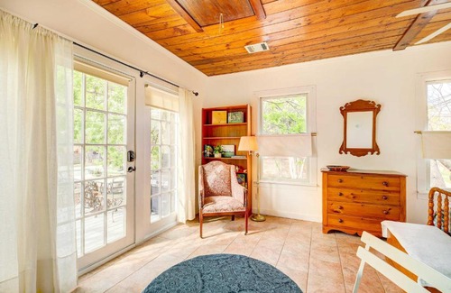 Woodland Heights Apartment | Pet-Friendly Garden Studio in Woodland Heights!