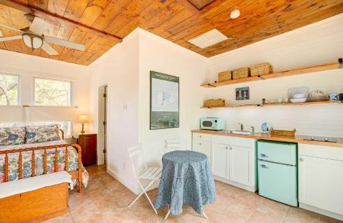 Woodland Heights Apartment | Pet-Friendly Garden Studio in Woodland Heights!