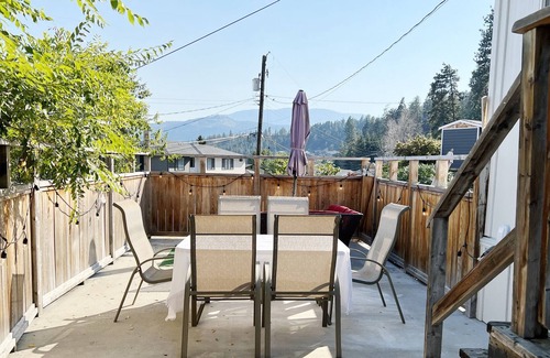 Central Okanagan House | Pet-Friendly Gem Near Okanagan Lake and Wineries