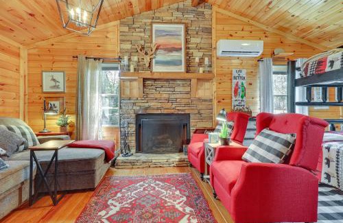 Haleyville House | Pet-Friendly Haleyville Cabin Rental with Kayaks!
