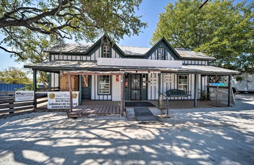 Harper House | Pet-Friendly Harper Farmhouse w/Large Deck!