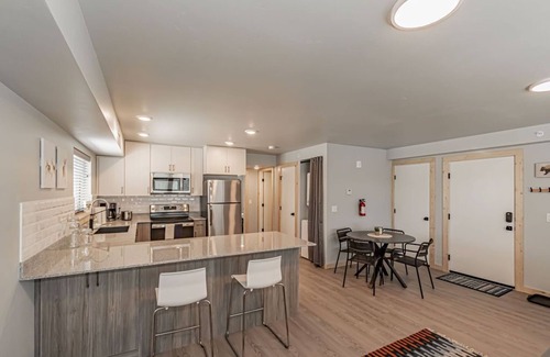 Rexburg Condo | Pet Friendly!Heart of Rexburg close to Jackson Hole,Yellowstone Nat park & BYUI