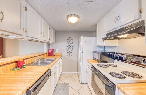 Gulf Shores Condo | Pet Friendly - Heart of Gulf Shores - 1/2 Mile to The Hangout