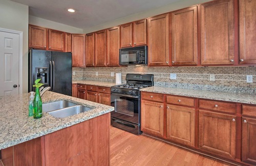 Town Center House | Pet-Friendly Kennesaw Townhome w/ Deck!