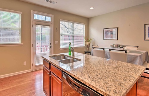 Town Center House | Pet-Friendly Kennesaw Townhome w/ Deck!