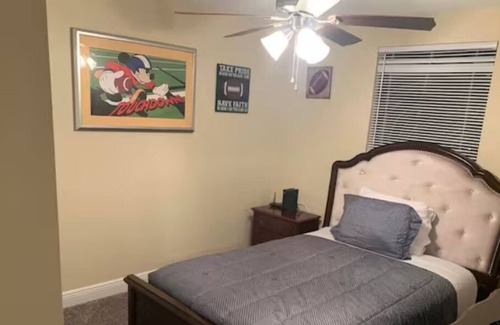 Deltona Lakes House | Pet Friendly Lakeside 4 Bedroom Home Disney Themed