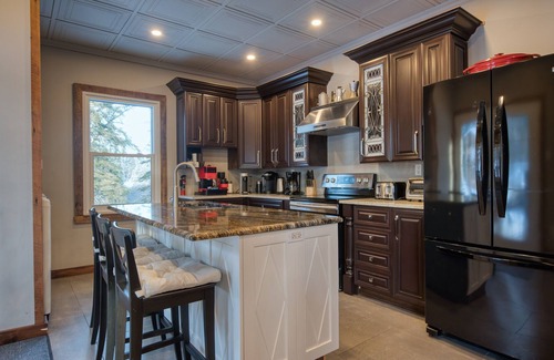 La Macaza Cottage | Pet Friendly Large Family Getaway - 30 Minutes from Ski Hills