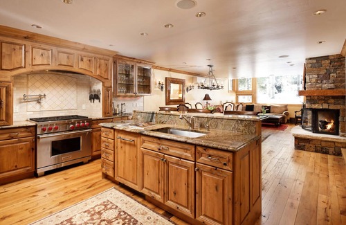 Aspen Condo | Pet Friendly & Luxurious 3 bedroom Aspen Condo