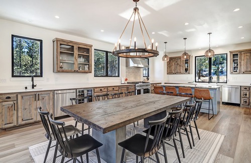 Angel Fire House | Pet Friendly | Minutes to Lift | Hot Tub | Blue Mountain Escape