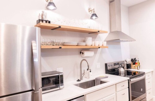 Victorian Village Apartment | Pet Friendly | Modern Touches | Walk to Bars