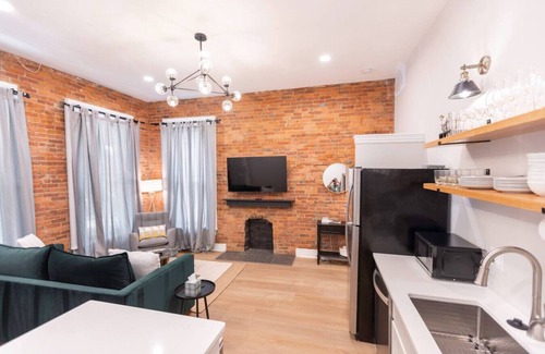 Victorian Village Apartment | Pet Friendly | Modern Touches | Walk to Bars