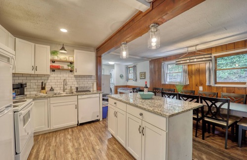 Boone House | Pet Friendly One Level 5-Bed/2-Bath Home with a Hot Tub, Deck/Fire Pits in Boone
