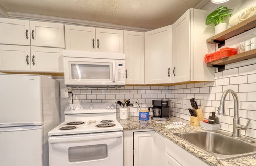 Boone House | Pet Friendly One Level 5-Bed/2-Bath Home with a Hot Tub, Deck/Fire Pits in Boone