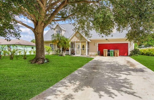 Fort Myers Apartment | Pet-Friendly Outdoor Space + Parking