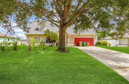 Fort Myers Apartment | Pet-Friendly Outdoor Space + Parking