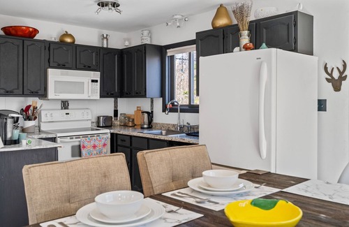 Tobyhanna Ski Chalet | Pet Friendly, Pocono Chalet, Lake Community
