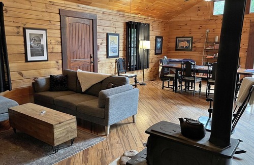 Union Mills Cabin | PET FRIENDLY, PRIVACY & SECLUSION in an awesome 2BR/1.5Bath Cabin just minutes from everywhere!