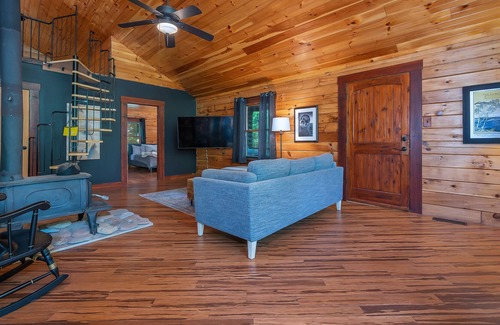 Union Mills Cabin | PET FRIENDLY, PRIVACY & SECLUSION in an awesome 2BR/1.5Bath Cabin just minutes from everywhere!