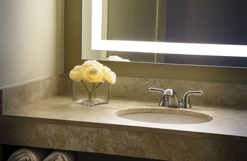 Lakeway Hotel | Pet-Friendly Property! Onsite Parking, Outdoor Pool Near Lakeway Country Club