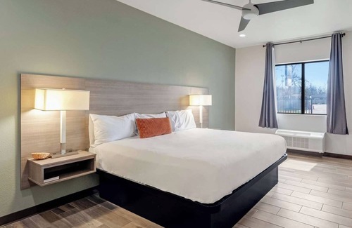 Nevada Street Hotel | Pet-Friendly Room Near The Alamo w/Free Breakfast Included - DT Location